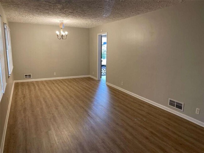 Building Photo - 2612 Dawn Dr