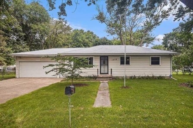 Building Photo - Beautiful Remodeled 3/1 home with large yard! - Ask about our Deposit Free Leasing opportunity!