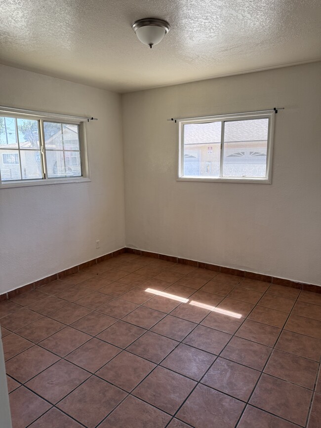 Foto del edificio - 4044 Mennes Ave