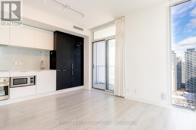 Building Photo - 33 Helendale Ave