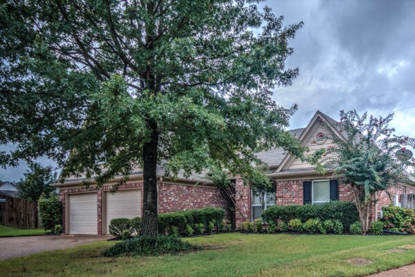 Building Photo - 9885 Greenalder Cove S