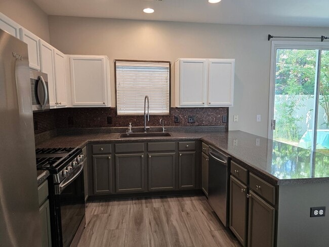 Building Photo - Beautiful 3 bed 2.5 bath available in Rive...