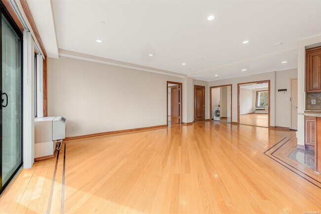 Foto del edificio - 99-31 66th Ave