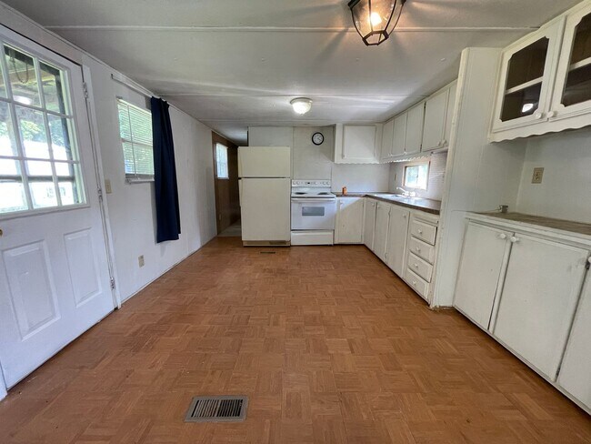 Building Photo - Two bedroom mobile home in peaceful countr...