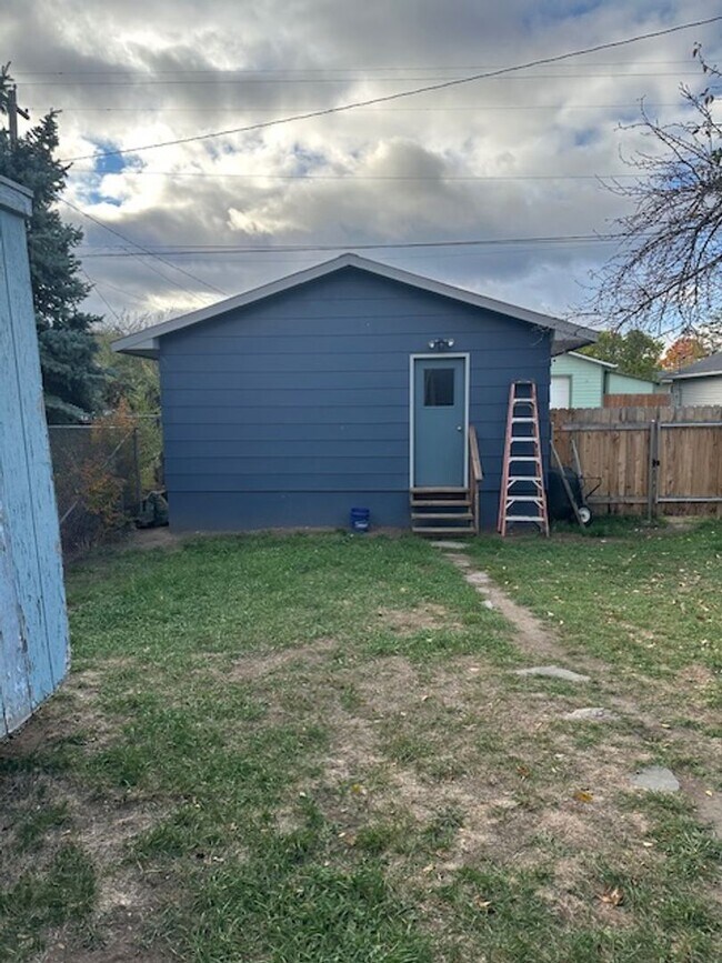 Building Photo - Newly remodeled Large Split entry home on North