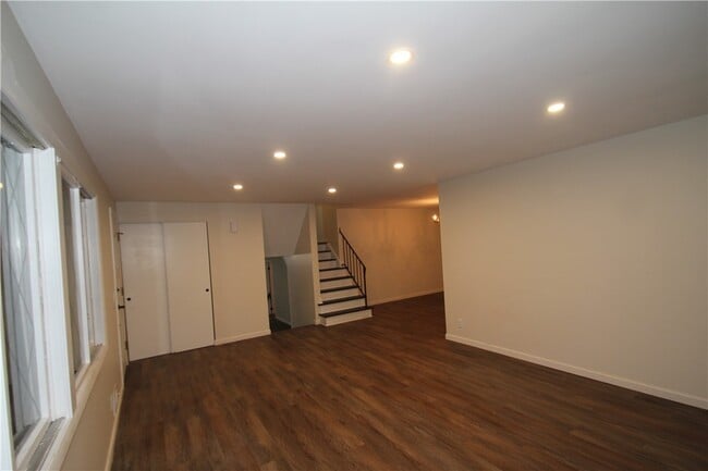 Building Photo - 34 Bright Oaks Dr