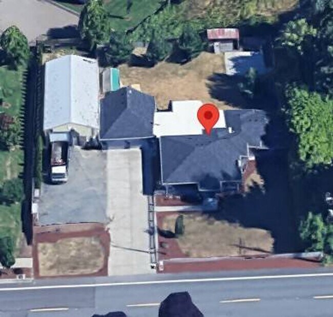 Foto del edificio - Spacious House with Garage, 48x24 Shop, an...