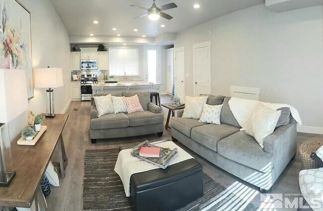 Foto del edificio - 740 Bluffs Ct