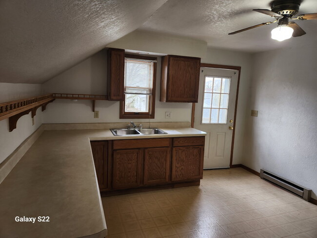 Building Photo - Large 1 bedroom with Garage