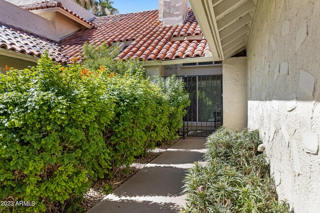 Building Photo - 7118 E Buena Terra Way