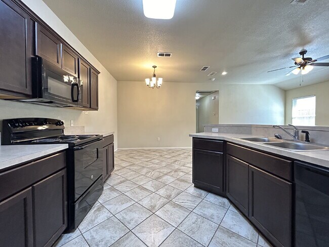 Foto del edificio - Duplex Located Just Off S. Loop Convenient...