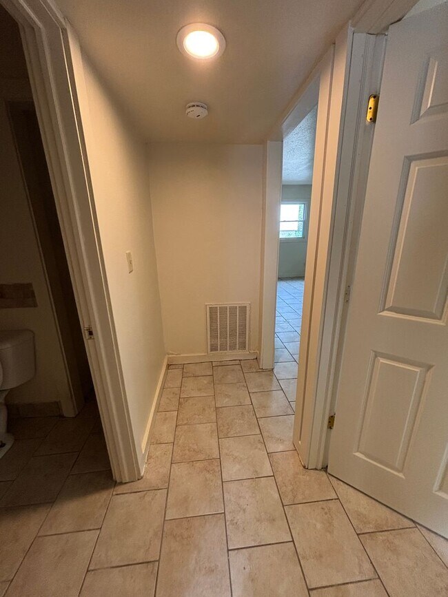 Foto del edificio - AFFORDABLE 2BR SINGLE FAMILY HOME, HARD SURFACE FLOORS, STAIR LESS, SIDE DRIVE, GARAGE