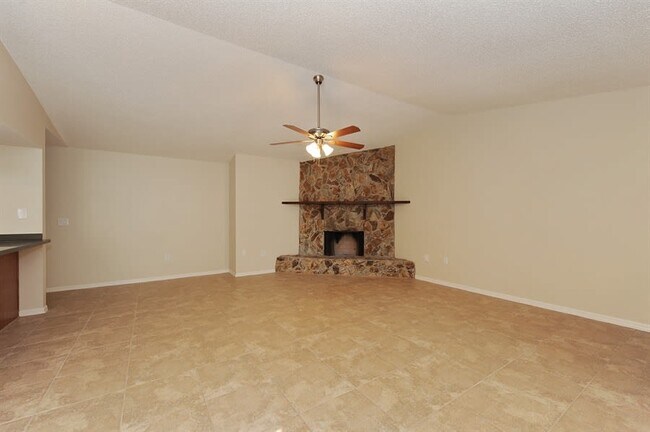 Building Photo - 10840 Peppertree Ln