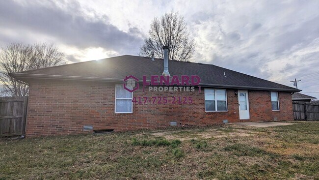 Building Photo - 3 Bedroom Home With Large Fenced Yard!