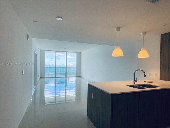 Foto del edificio - 600 NE 27th St