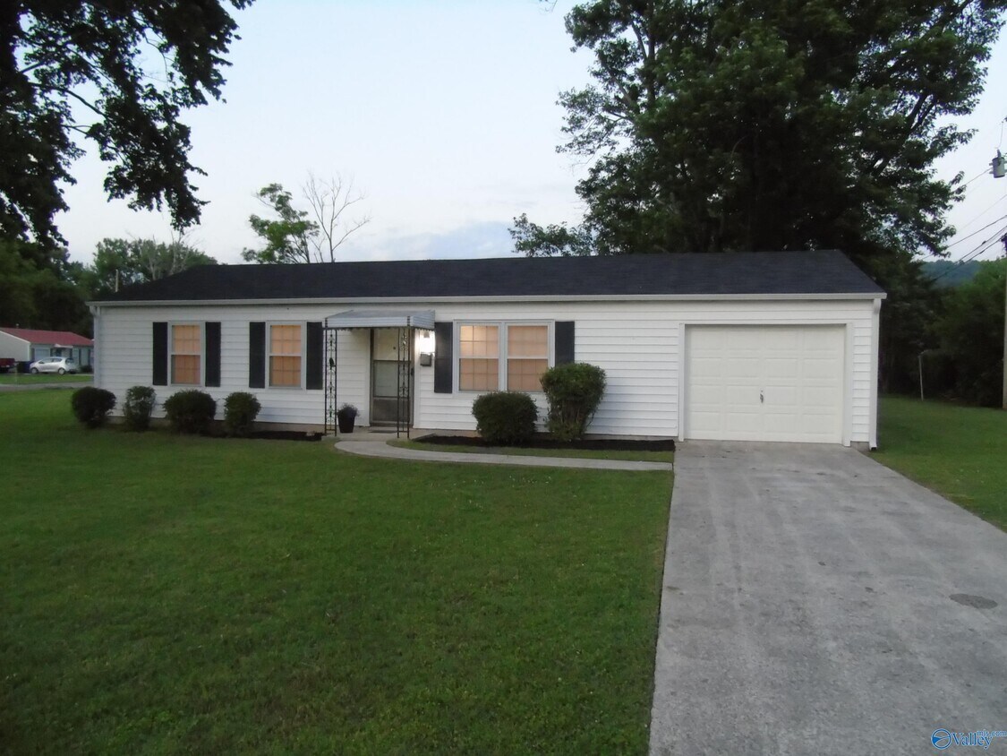Foto principal - 2008 Dellbrook Dr NE