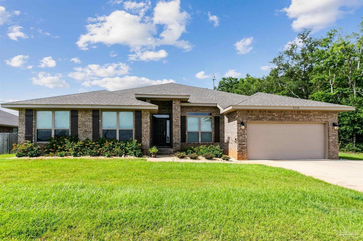 Foto principal - 5739 Burr St