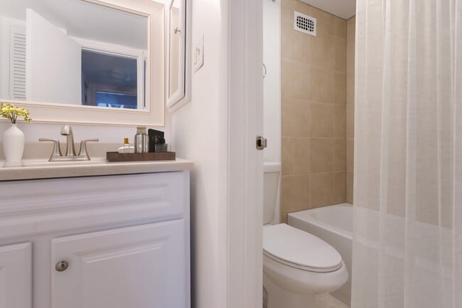 Bathroom - 4 Monroe St