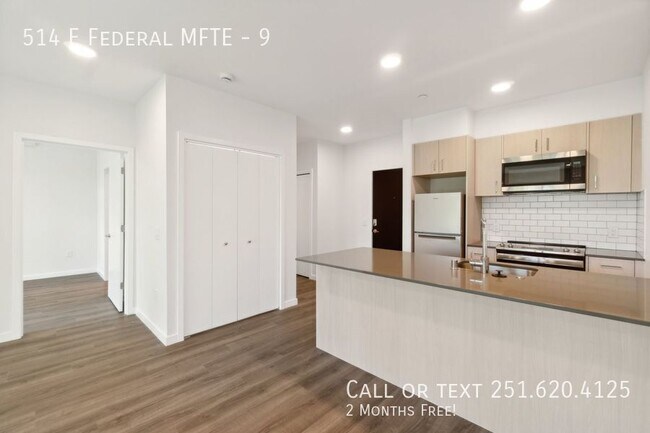 Building Photo - Move into this stylish apartment with roof...