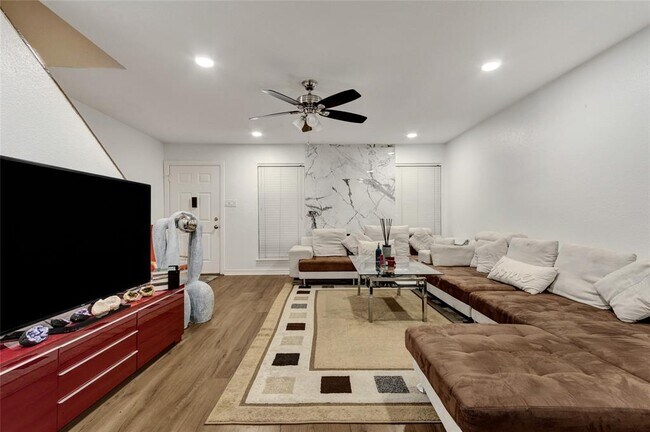 Building Photo - 5807 Beverly Hill St