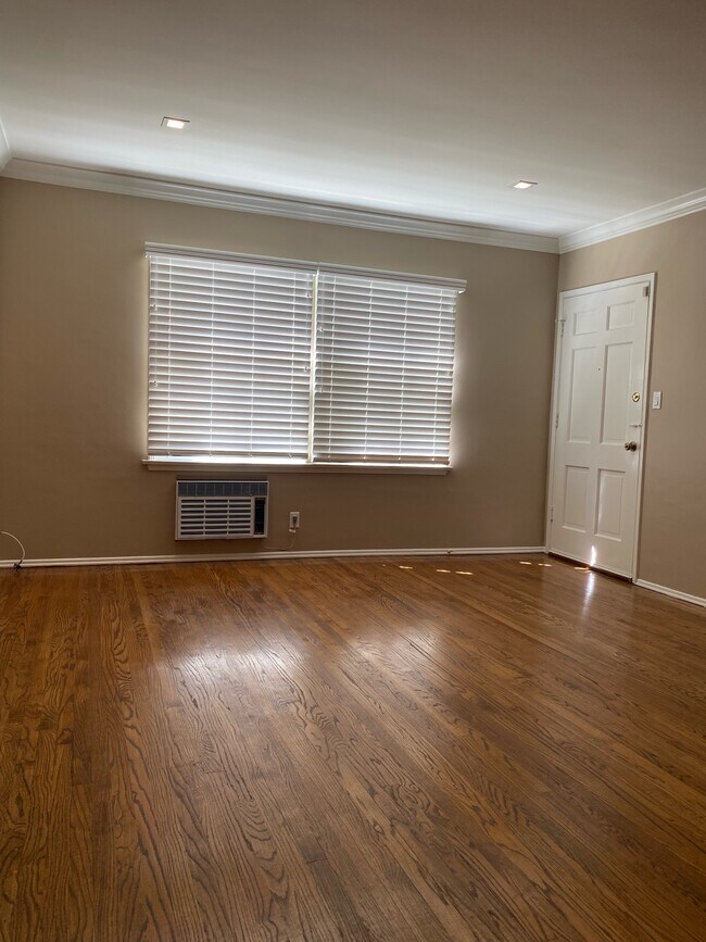 VIEW OF LIVING ROOM - 4136 Warner Blvd
