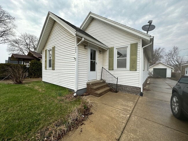 Building Photo - 404 E Bird-Charming single family home for rent in Vandercook Lake