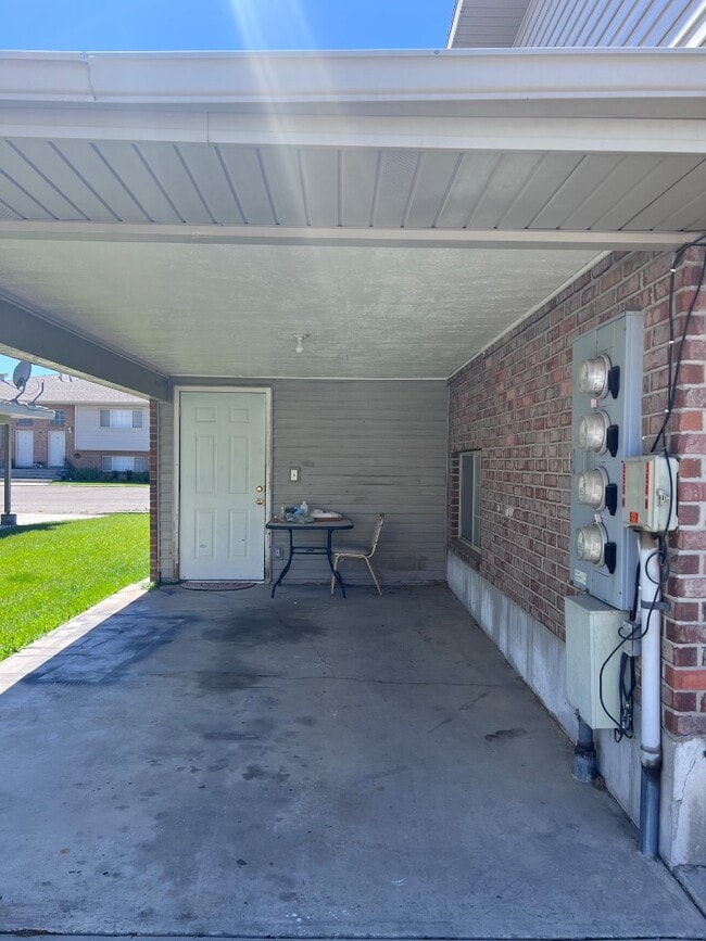 Building Photo - 570 W 350 N