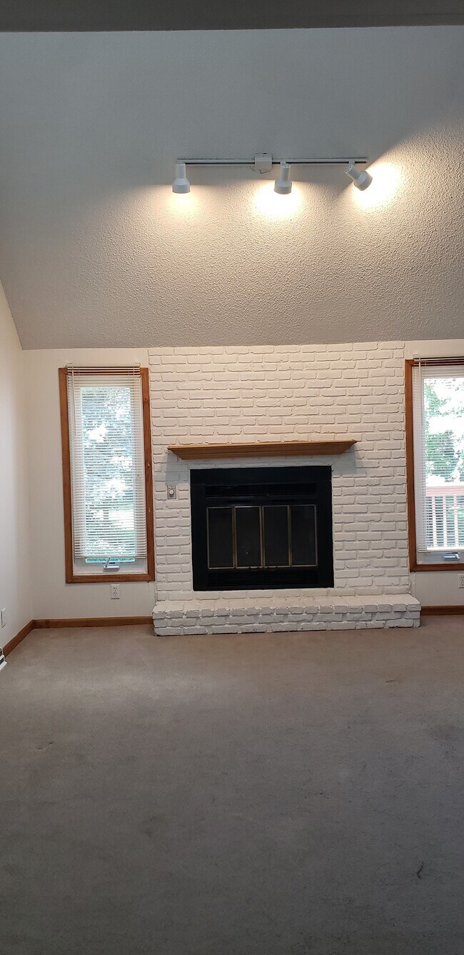 Building Photo - 123 Woodview Dr