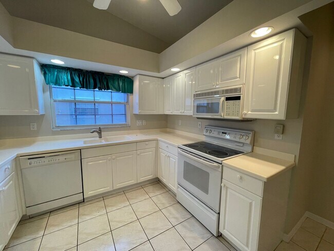 Foto del edificio - ANNUAL RENTAL - BERKSHIRE LAKES-MELROSE GARDENS- 3 BED/2 BATH VILLA WITH 2 CAR GARAGE