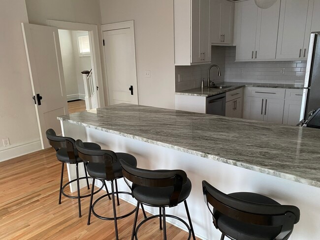 Kitchen peninsula - 1353 E Rich St