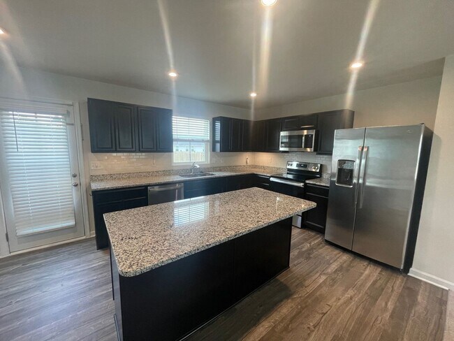 Building Photo - 4 Bedroom 2 1/2 Bath