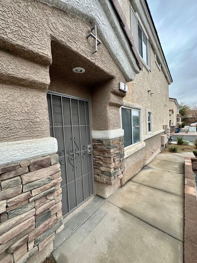 Building Photo - IMMACULATE REMODLED 2 STORY TOWNHOME IN HE...
