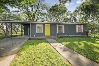 Building Photo - 2202 Towbridge Cir