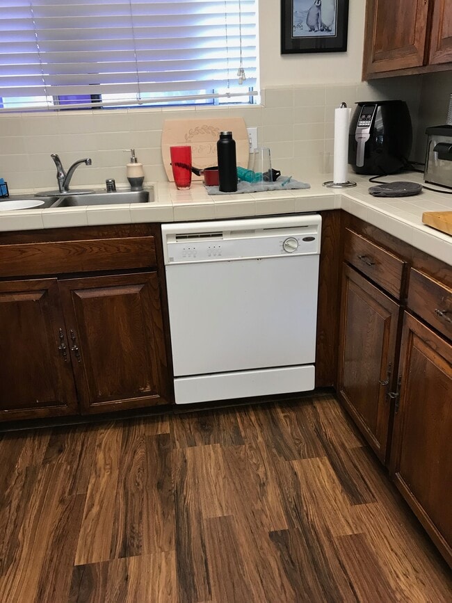 dishwasher - 3153 Orleans E