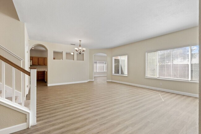 Building Photo - 4 Bedroom Home in the heart of Roseville! ...