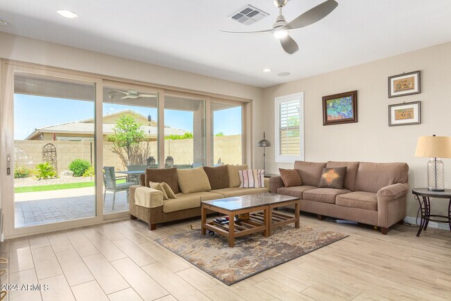 Foto del edificio - 19850 W Devonshire Ave