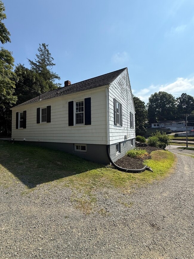 Building Photo - 478R Main St
