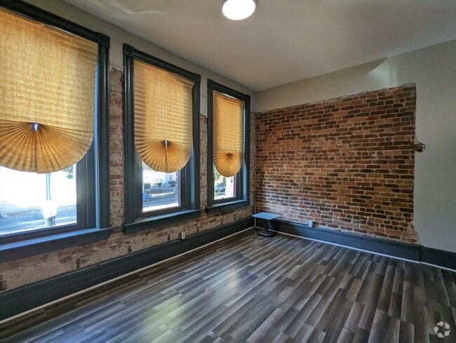 Building Photo - 404 W Broad St