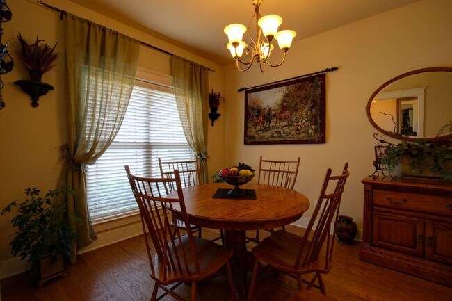 Foto del edificio - Three bedroom two bath split floor plan