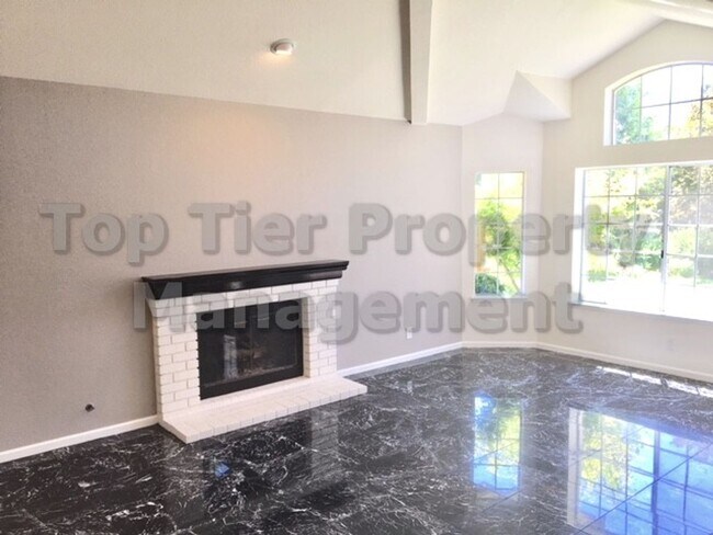 Foto del edificio - Beautiful 4 Bed / 2 Bath / 2,660 sqft Sing...