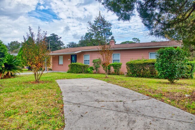 Foto del edificio - Nice 3 bedroom 1 and 1/2 bath in the heart...