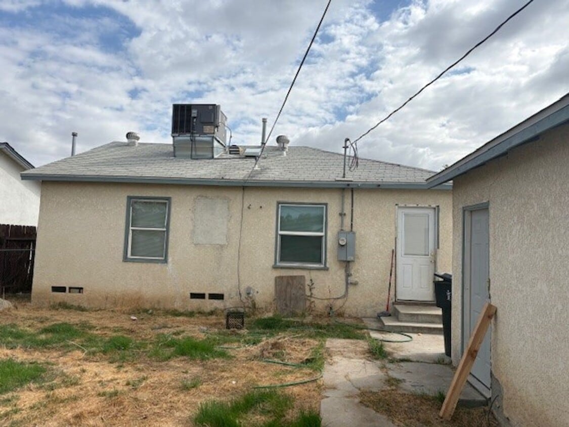 Building Photo - 2 Bedroom/1 Bath Home - $1395 Per Month!