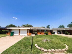 Building Photo - 2117-Sw77 SW 77th Pl