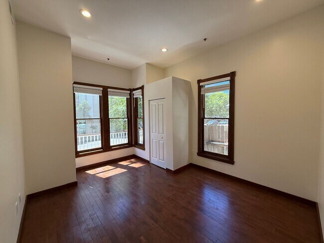 Foto del edificio - 230 W Cedar St