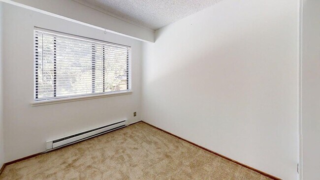 Foto del edificio - Spacious Willow Springs Townhome Near Trails, Shopping & Dining