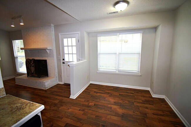 Foto del edificio - 8831 Idlewild Rd