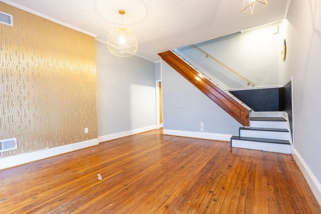 Building Photo - Stunning 2 BR + Den/2.5 BA Two-Level Home ...