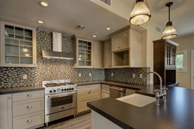 Building Photo - Beautiful unit must see!