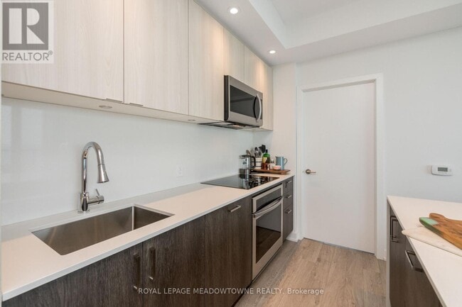 Photo du bâtiment - 1926 Lake Shore Blvd W