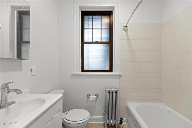 Building Photo - 1 bedroom in Chicago IL 60618